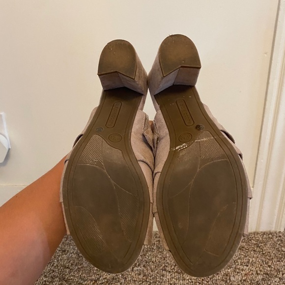 Liz Claiborne ruffled heels - Picture 3 of 4